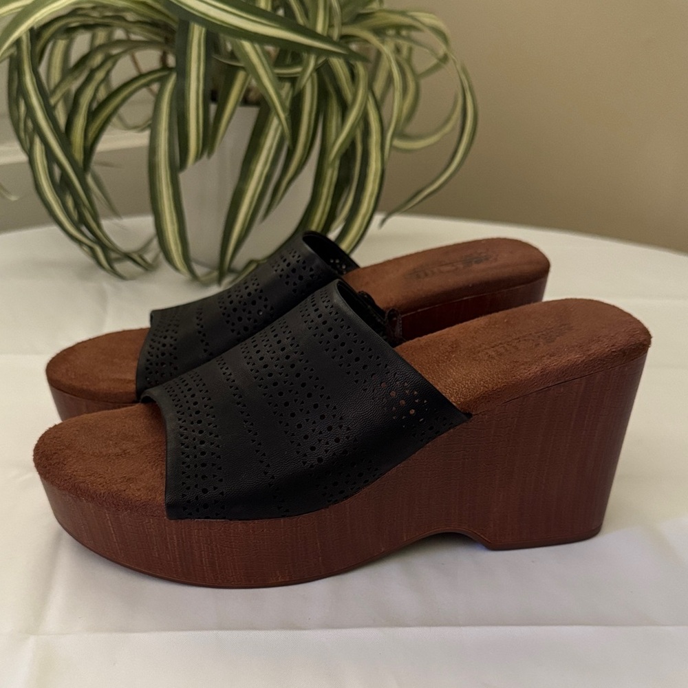 Cliffs Black Wedge Sandals Women's Size 8.5 
Minimalist,